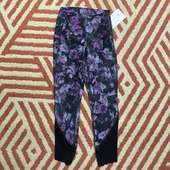 lululemon athletica Pants - NWT LULULEMON size 4 Wunder Under HR Crop 23” Sclp in purple-black florals
